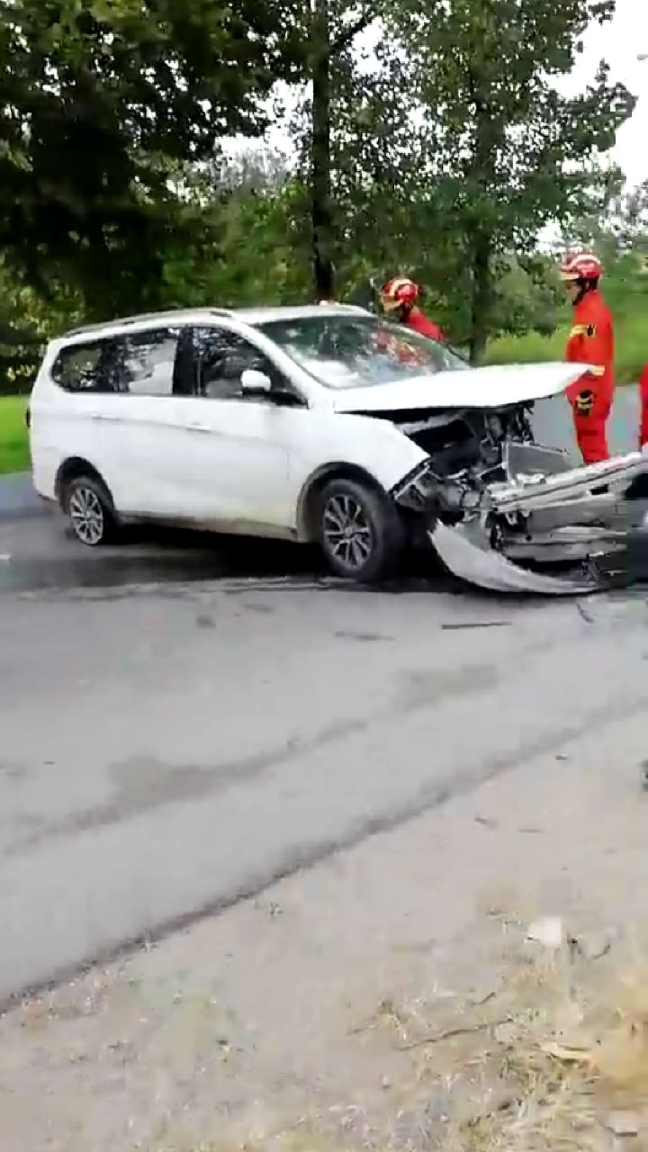 涓桥318国道发生一起交通事故两车都受损严重