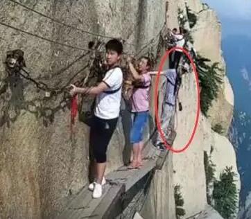 华山栈道男子坠崖,景区是否有很大责任?