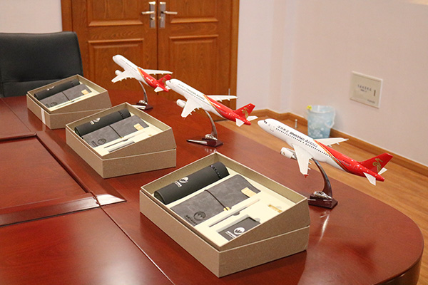 奖品分别是: 一等奖 飞机模型(大)1个 价值200元的奖品1份(印有九华山