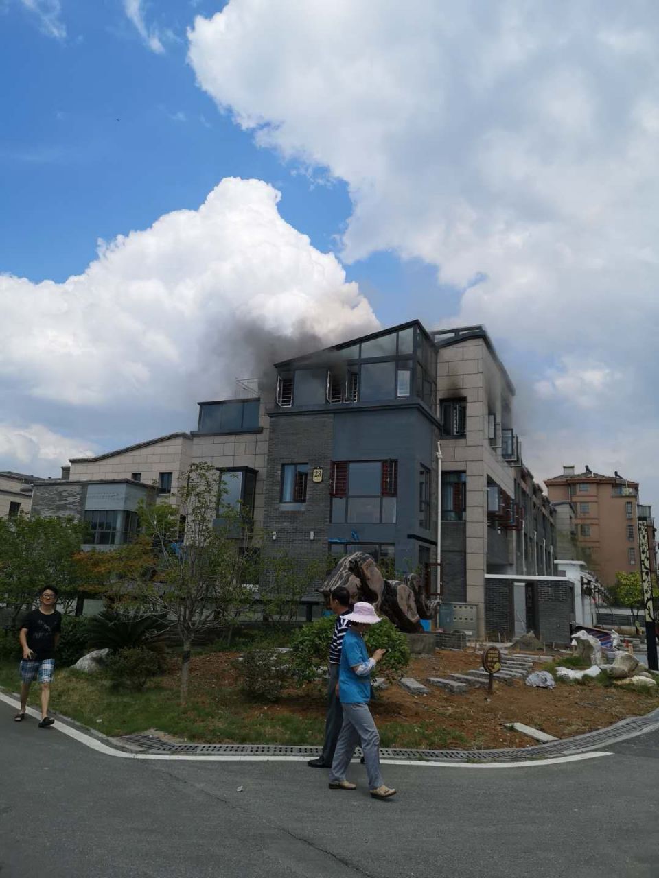 突发,紫悦府小区一别墅发生火灾,浓烟滚滚!