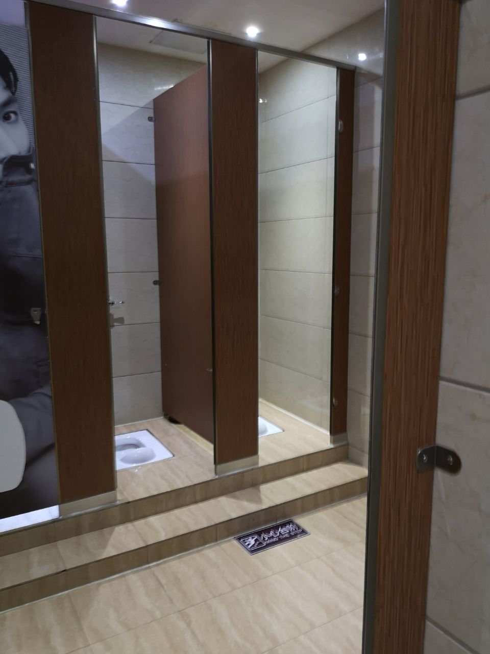 神画影院女厕所为啥没有门,让人太尴尬了!