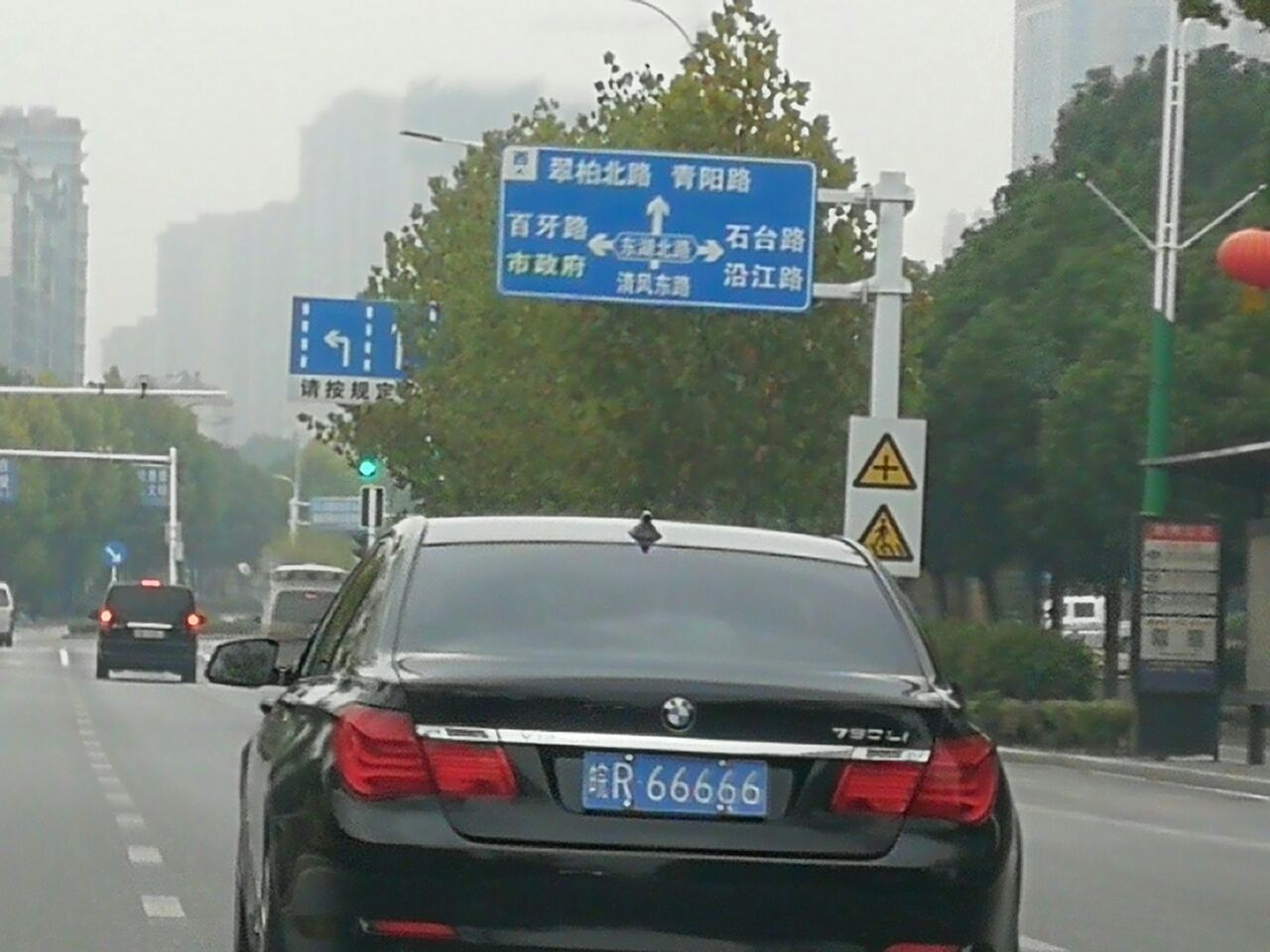 池州街头惊现5个6车牌这得值多少钱估计比车子还贵吧