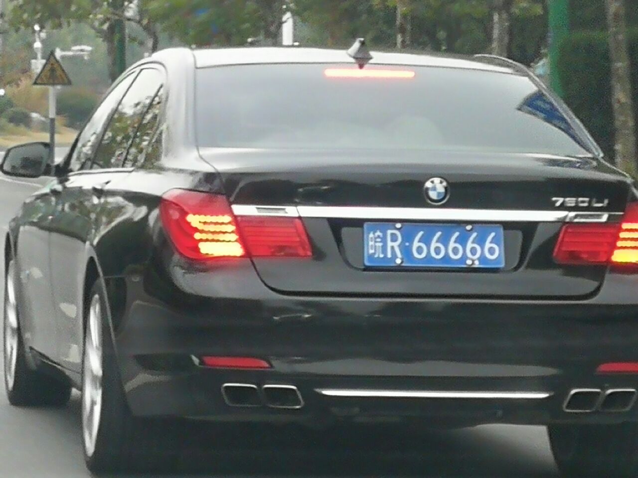 池州街头惊现5个6车牌这得值多少钱估计比车子还贵吧