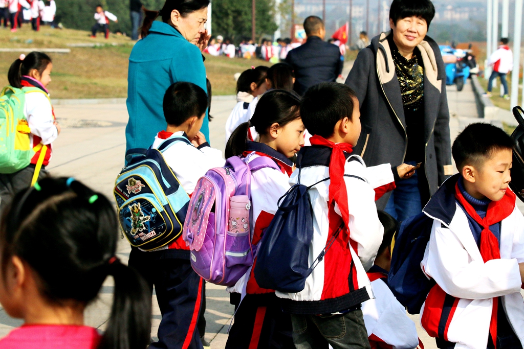 东湖路惊现许多小学生来往的市民要注意避让