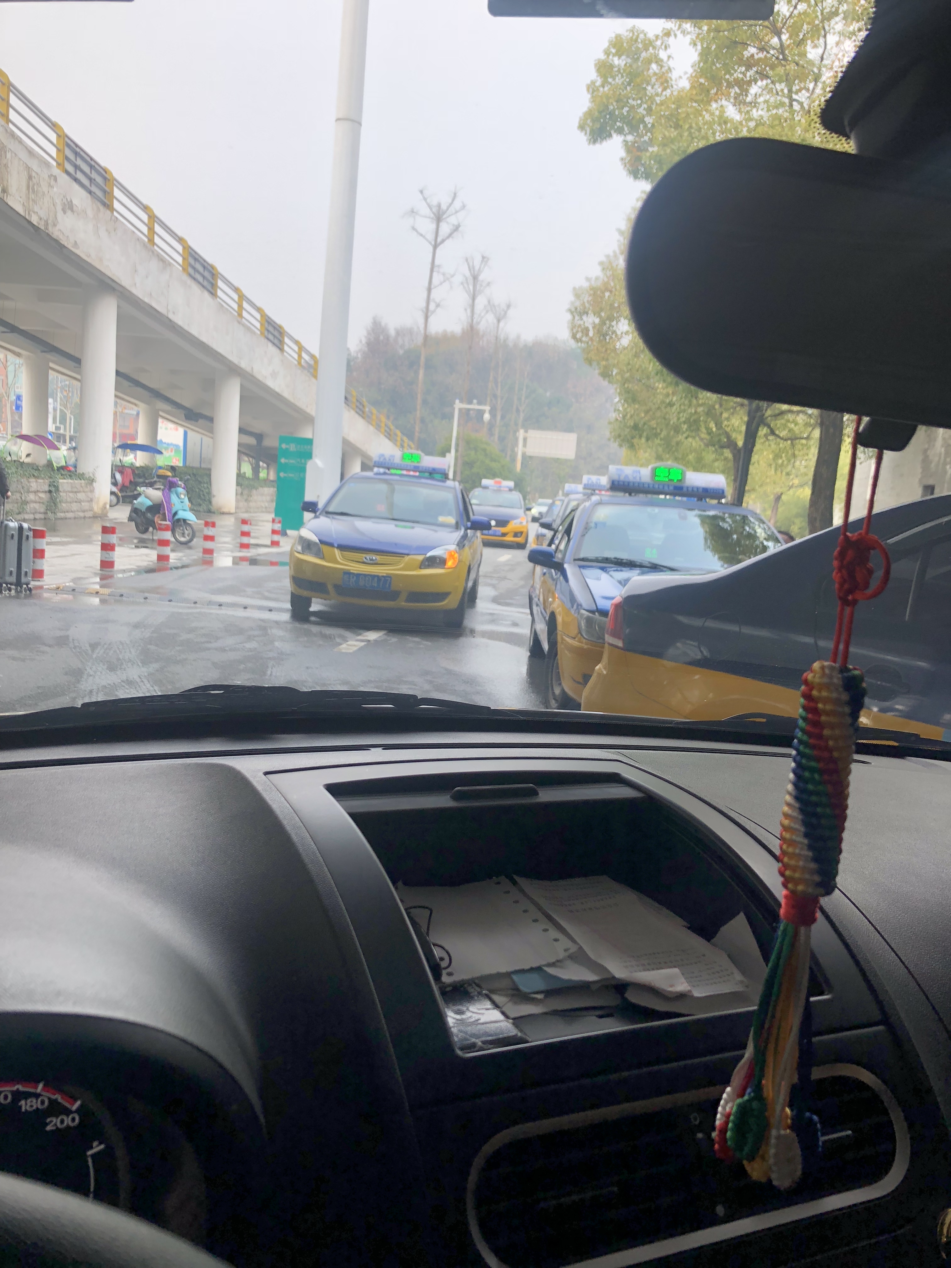 火车站停车场门口,都被出租车堵成两排,进出不方便