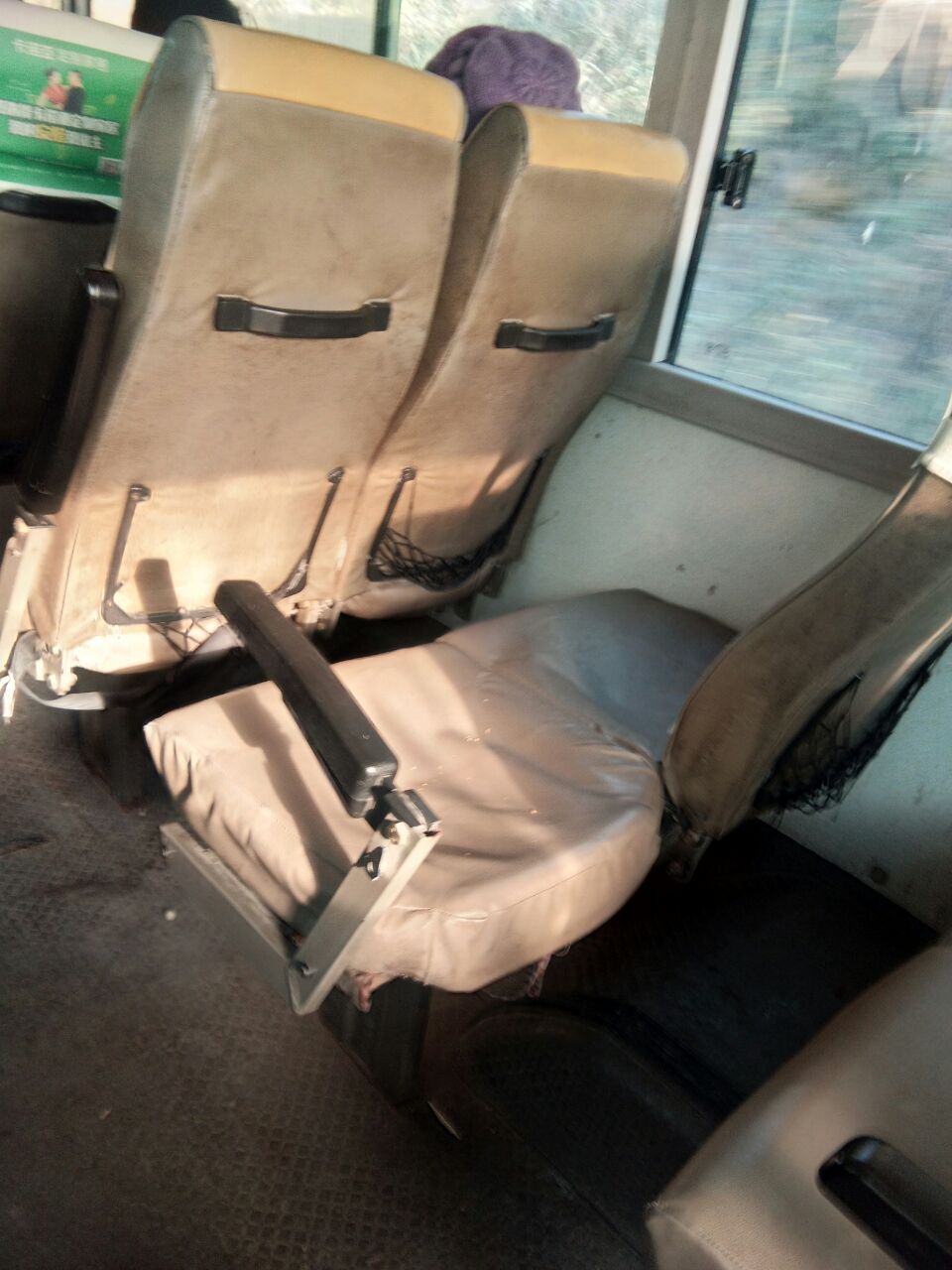池州到刘街方向的公交车这破烂不堪的座位倒是修修啊