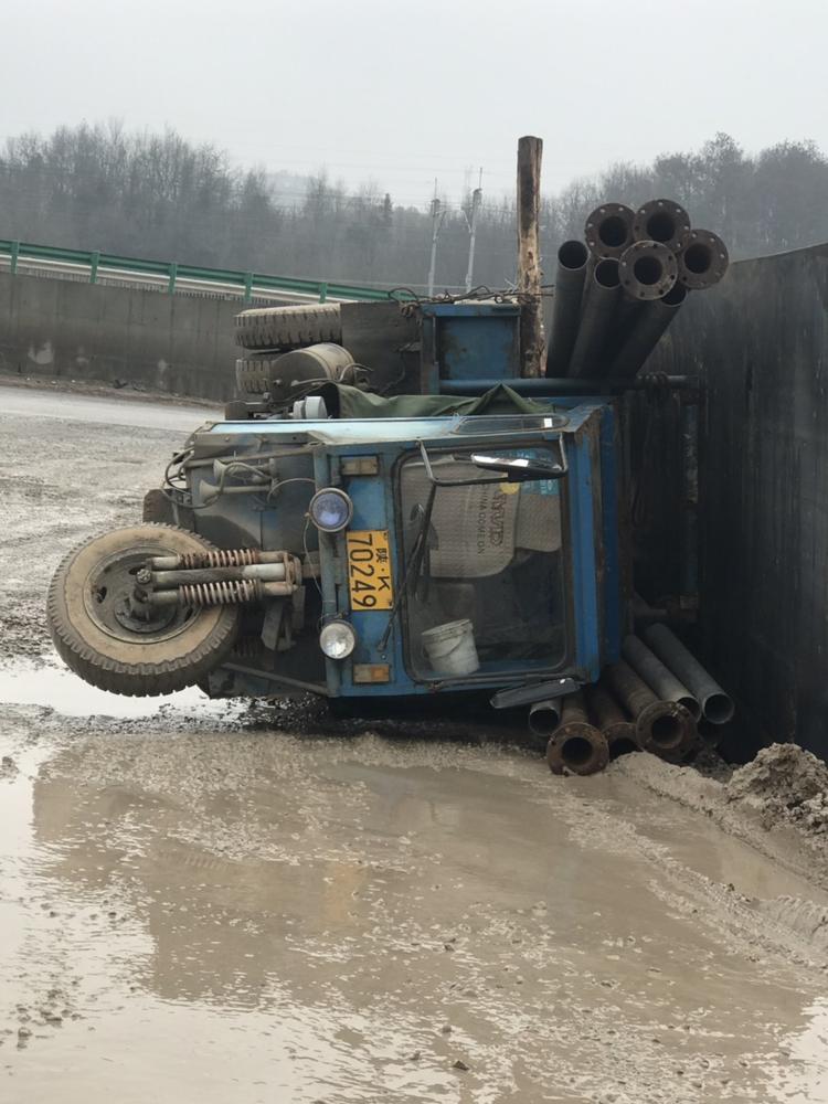 火车站附近的高架桥下一辆三轮车翻了,开车需谨慎!