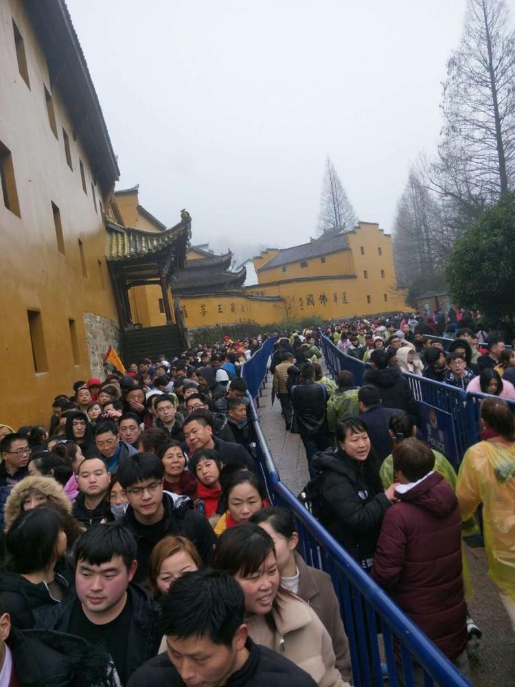 今天带着家人一起上九华山拜佛还愿,我心想还没到