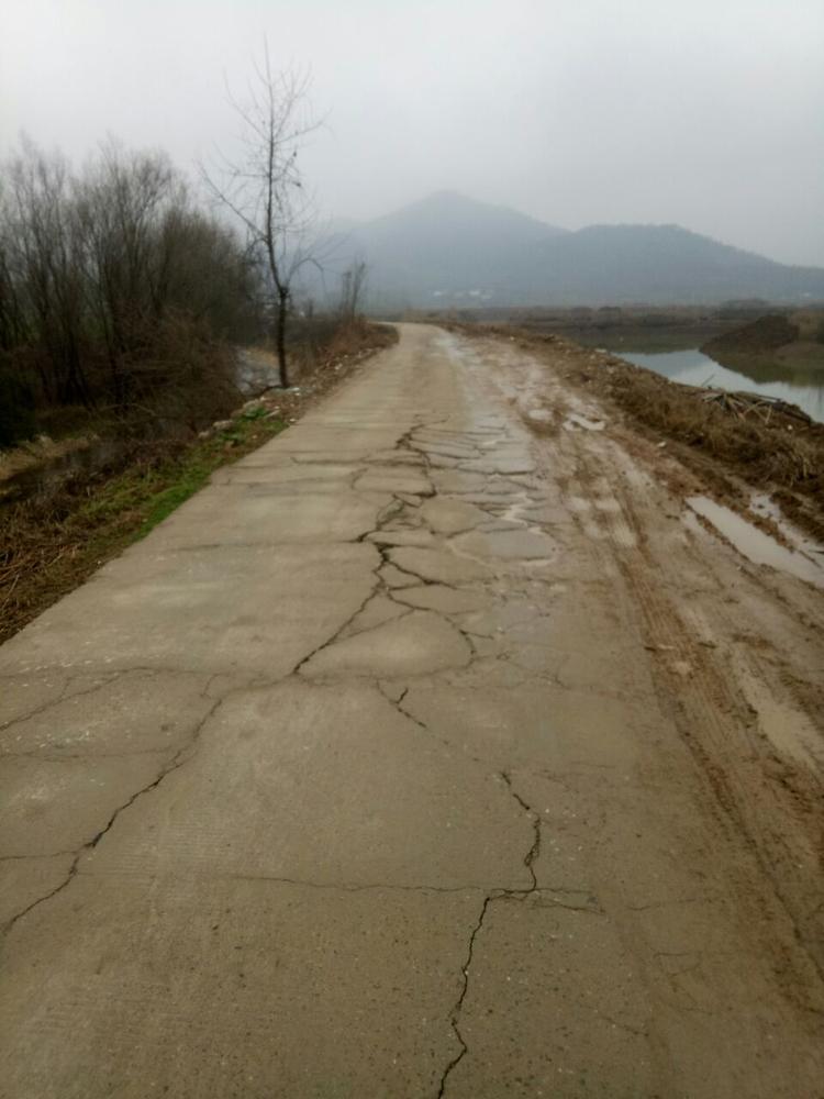 唐田鎮蛟口村蛟口大梗水泥路破損嚴重,修了一半停工了