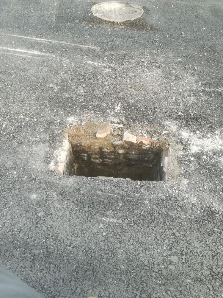 前江工业园大马路上好几个坑,这是个什么情况?