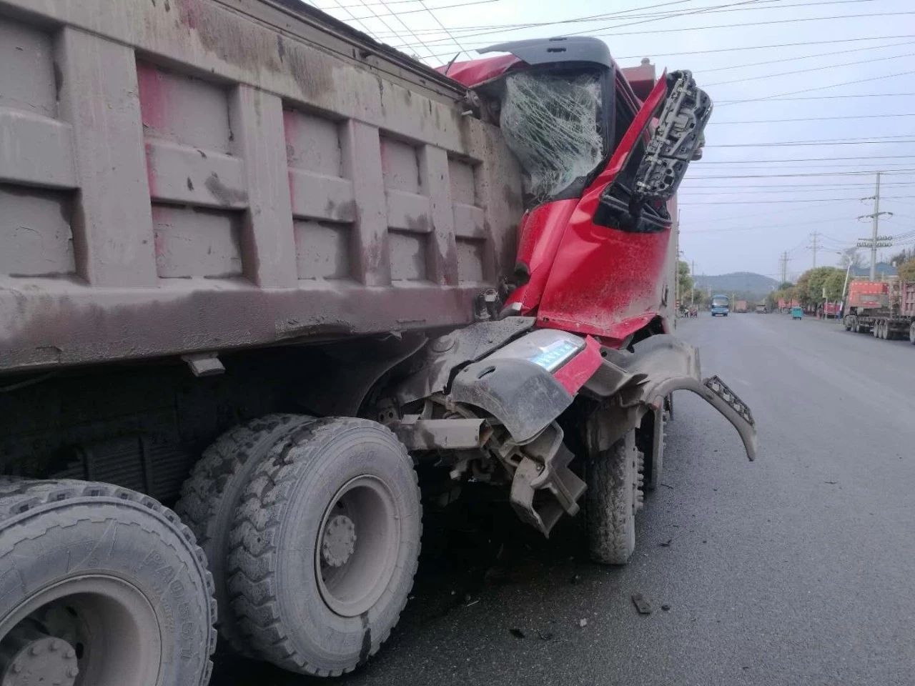 东至发生三车连环相撞交通事故,1人重伤3车受损