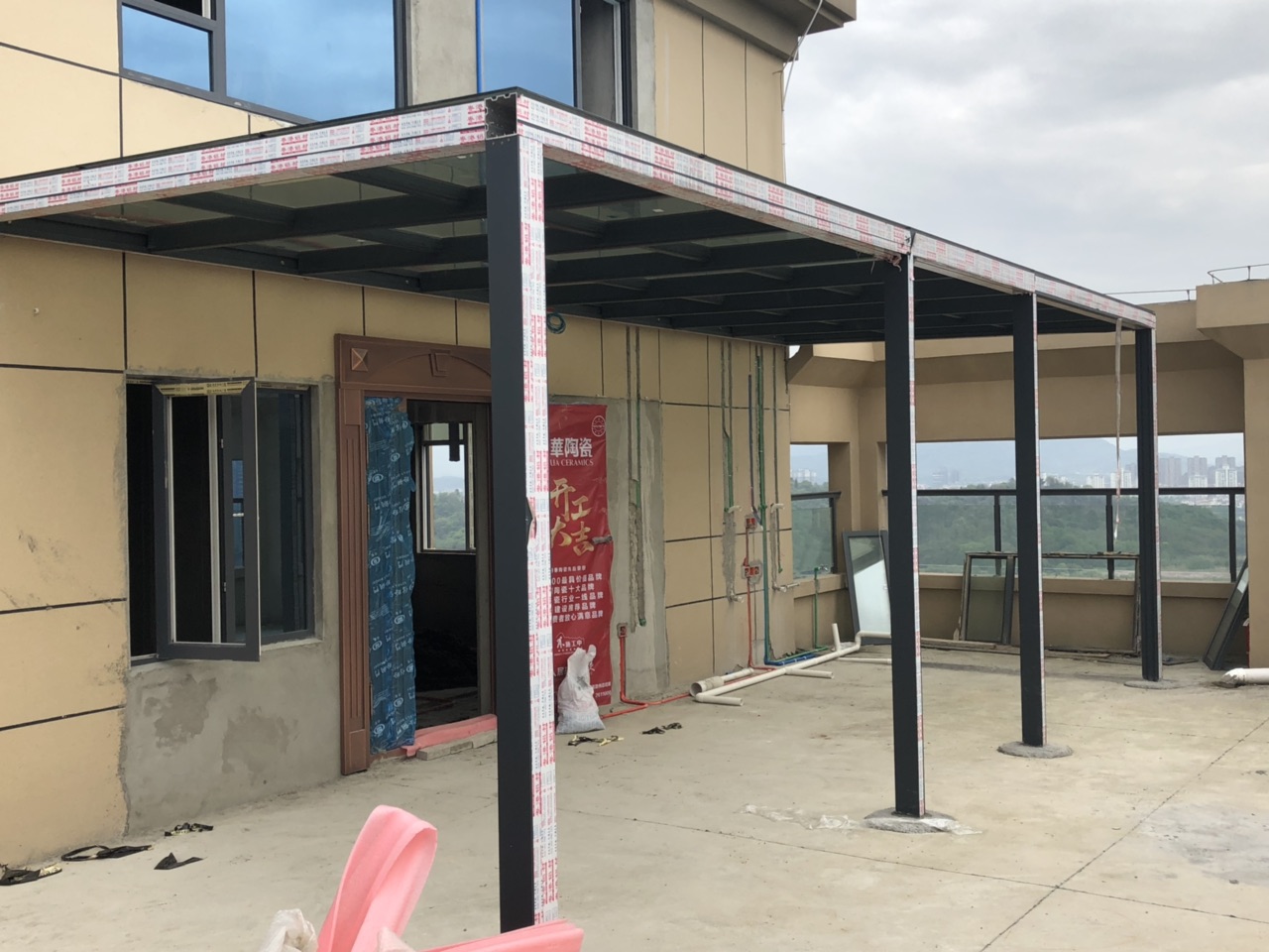 仁盛3期2单元在顶楼私建阳光棚占用公用面积