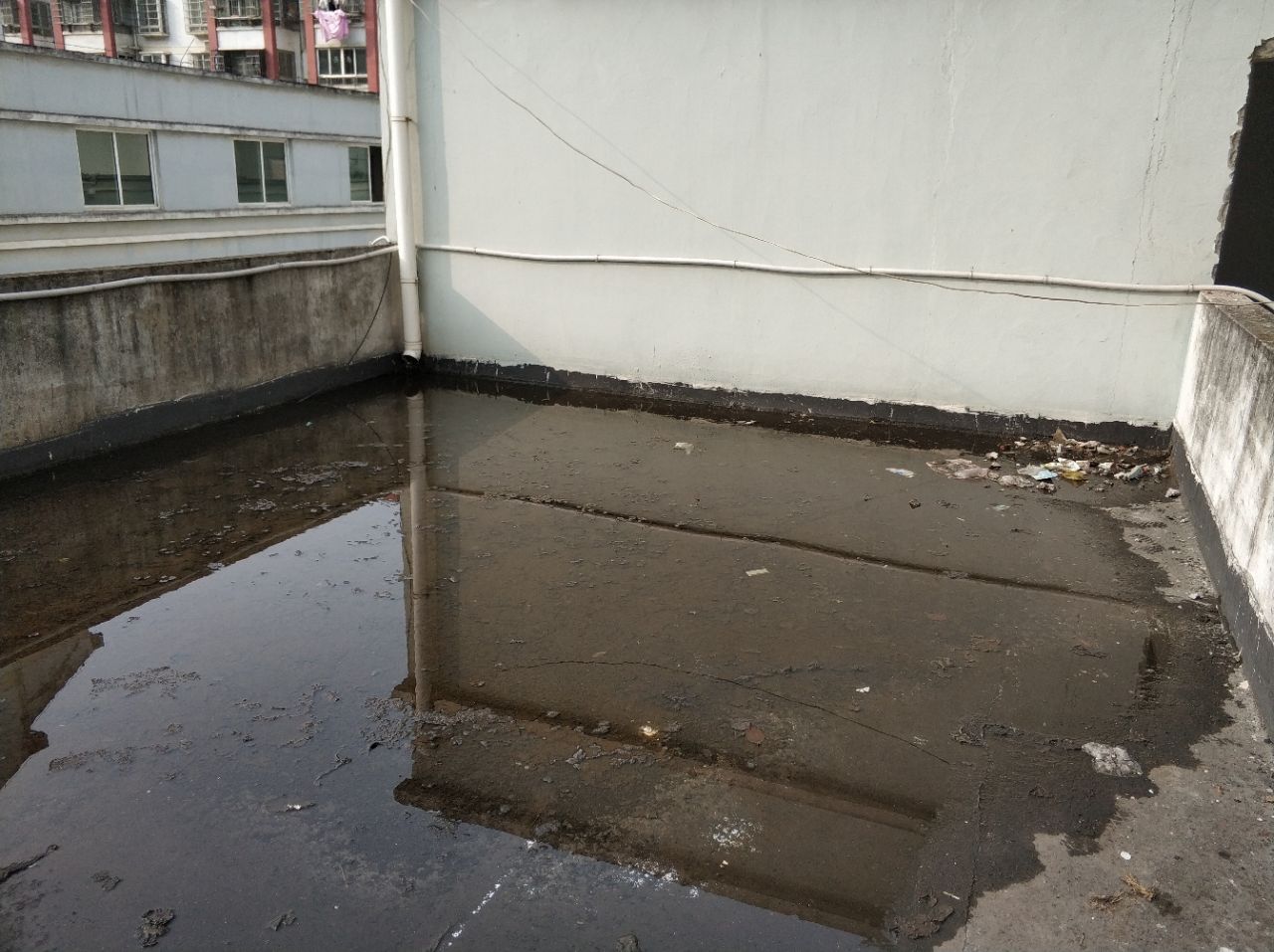 楼顶排水孔比地