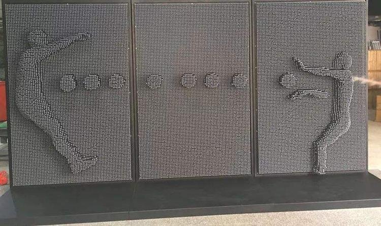 的造型千姿百态 玩法很简单 只要自己的身体贴向针雕 在这面针雕墙里