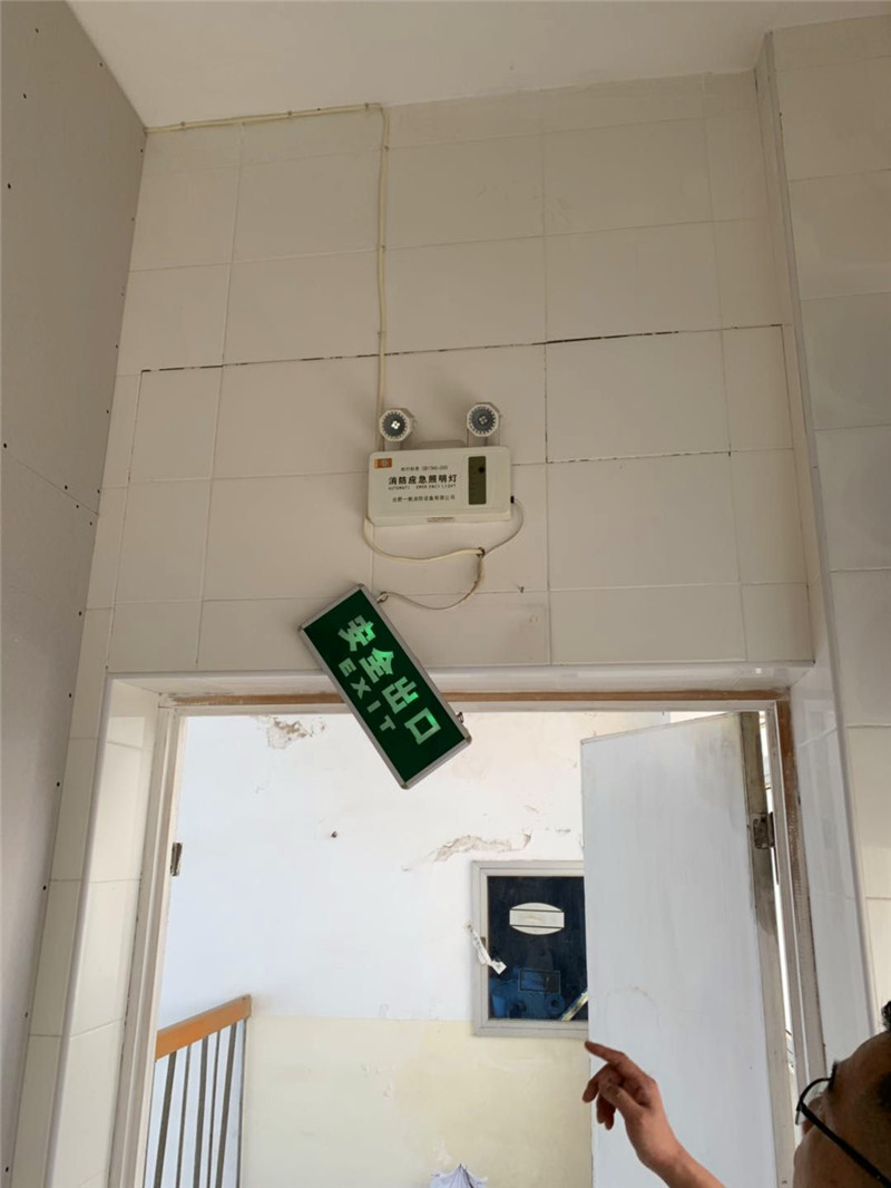 2,疏散指示标志,应急照明损坏率超过50%.jpg