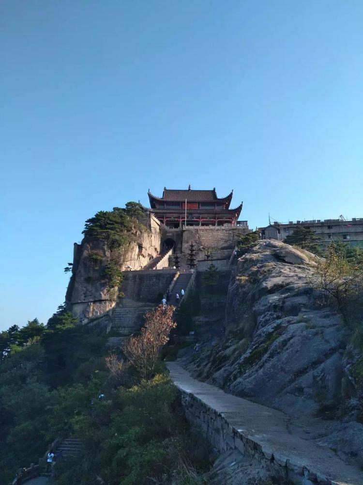 闵园景区游览结束后可在凤凰松站乘车前往月身宝殿(上车提前和司机