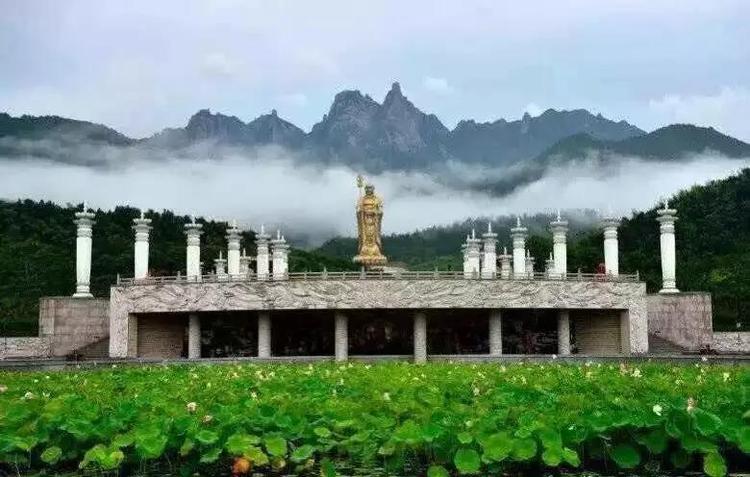 闵园景区游览结束后可在凤凰松站乘车前往月身宝殿(上车提前和司机