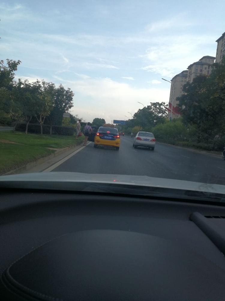 出租车真牛逼,大路上直接就停了上客人,该不该罚款?