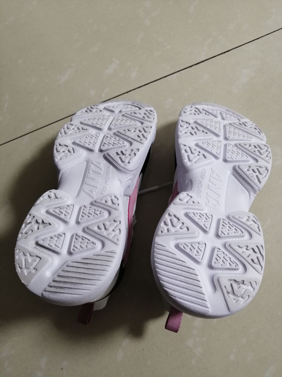 池州西街安踏鞋子真垃圾导购前后态度变化真大堪称演员