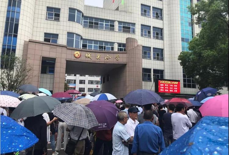早晨上学 池州市第十一中学 中午放学 城关小学门口人山人海 实小百