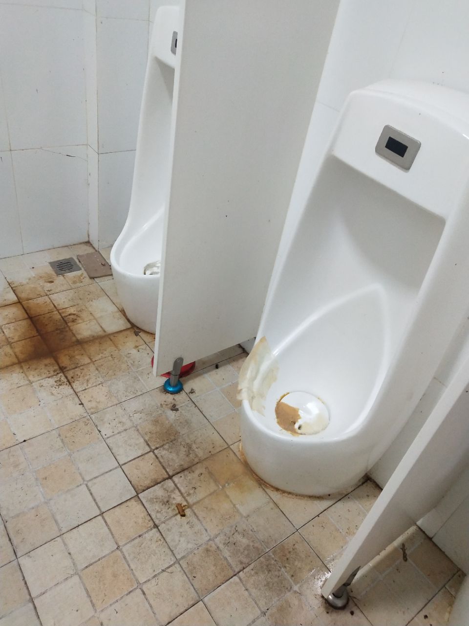 百荷公园里的厕所太脏了