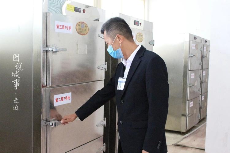 有些是放在家中,这位逝者的遗体是存放在殡仪馆.