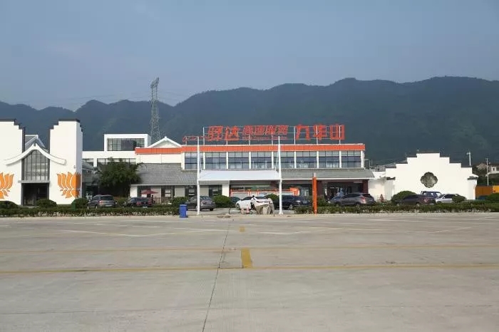 自2015年全面升级以来,九华山服务区已连续两次获评"全国百佳示范服务