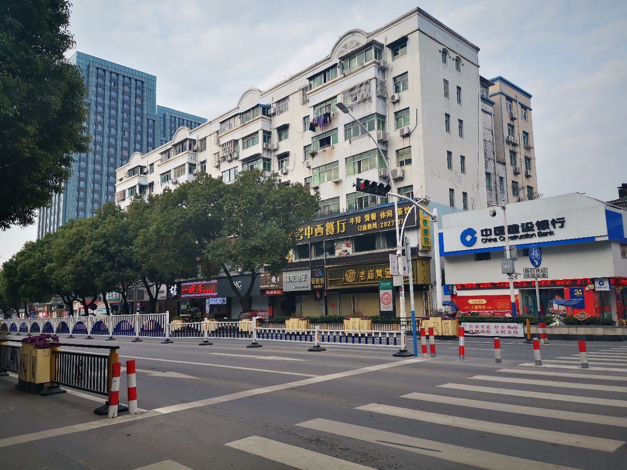 池州西街和东街,基本上都还没开门,拍几张照片给需要的朋友了解下