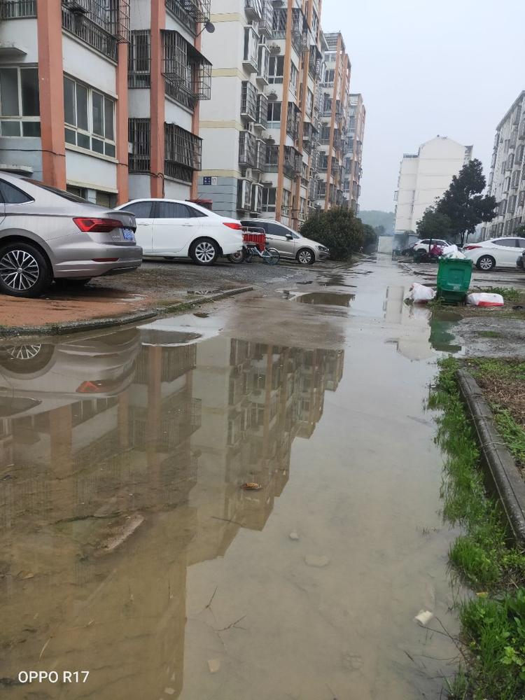 特殊小区每每下雨天,小雨路变河,大雨便成海