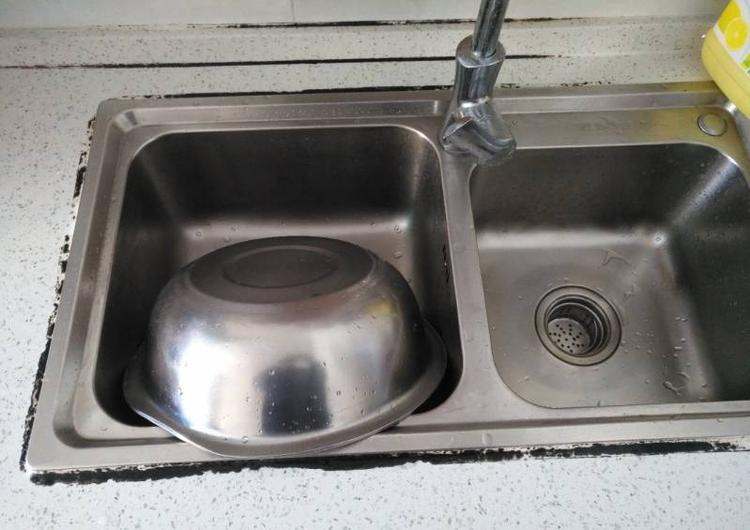 厨房台上盆用久了会发霉发黑,有什么办法弄啊?