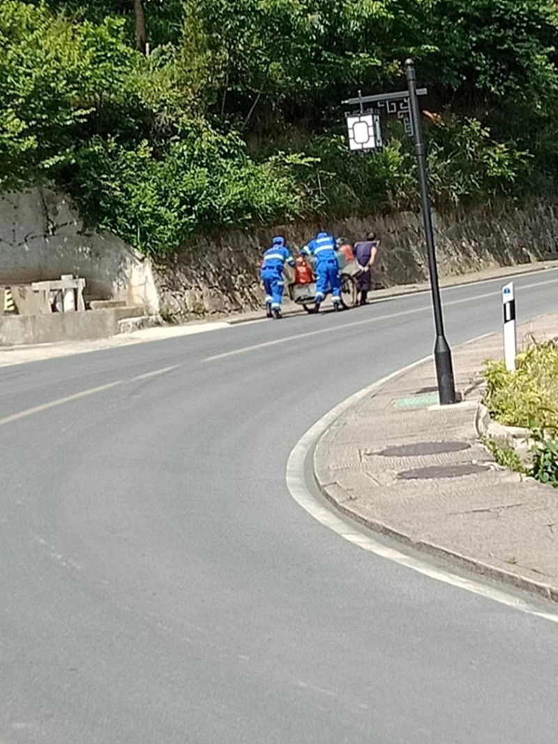 藍天救援隊隊員都會主動伸手(拉練途中遇偶一老人拉車上坡,藍天救援隊