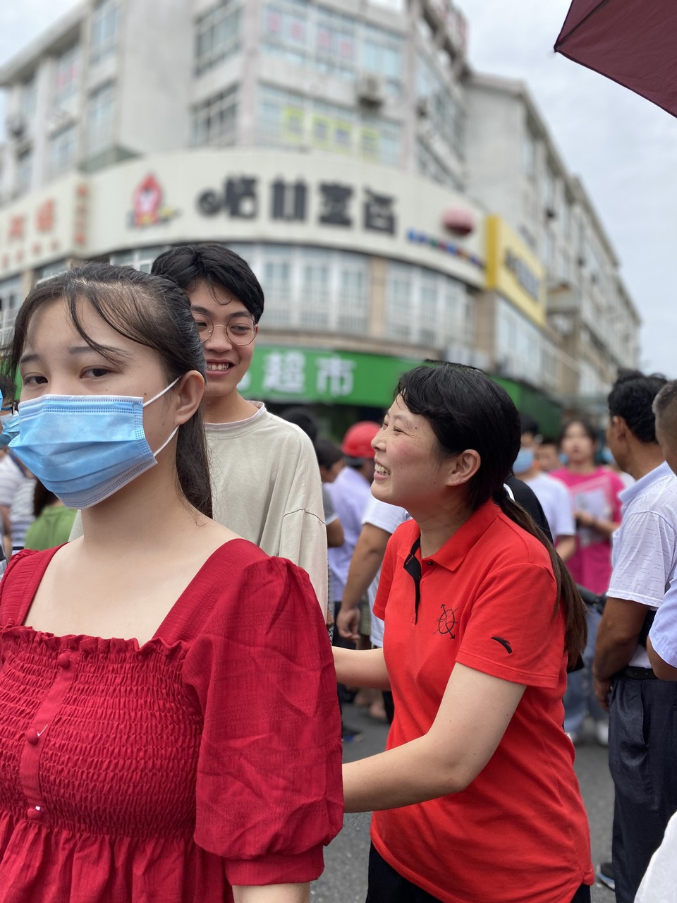 实拍池州第二中学考点,考场外全是人人人!