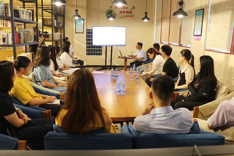 邮品书店-青年之家开展文化讲座,带你了解我们这座城市