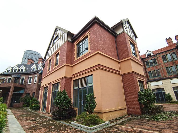 小编在楼下小区里转悠了一下,这种英伦风的小房子还真漂亮啊!