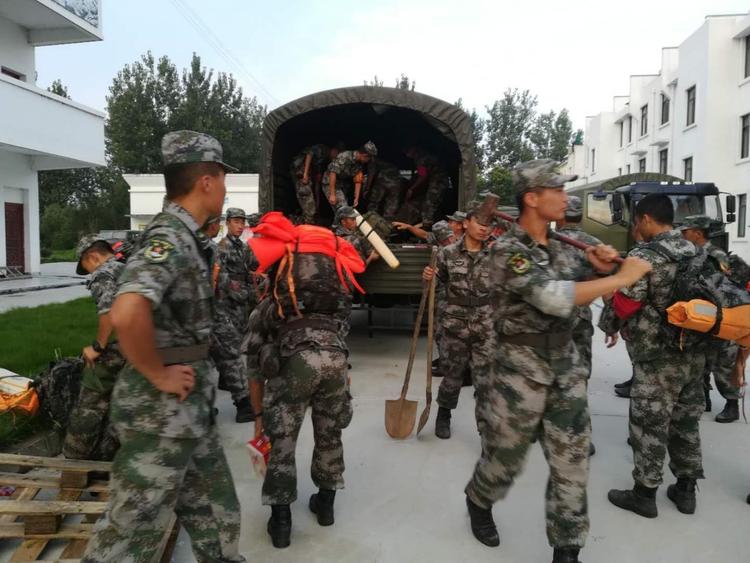 徐州某部队今天傍晚进驻茅坦中学,全力支援茅坦庆丰跃进圩