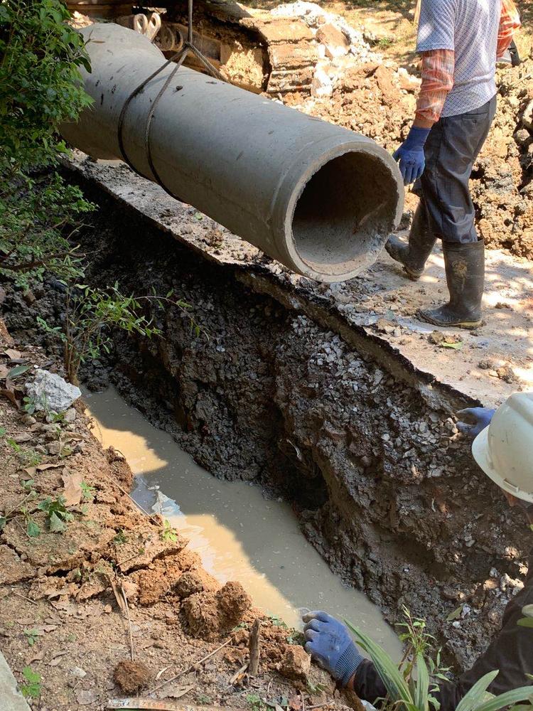 居民置疑,开挖沟槽后,应该有混凝土垫层,才能放涵管,涵管接头也要密封