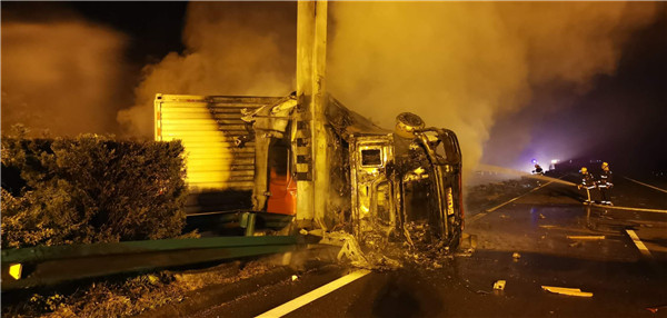 車輛側翻引發大火!池州交警奮不顧身火海救人