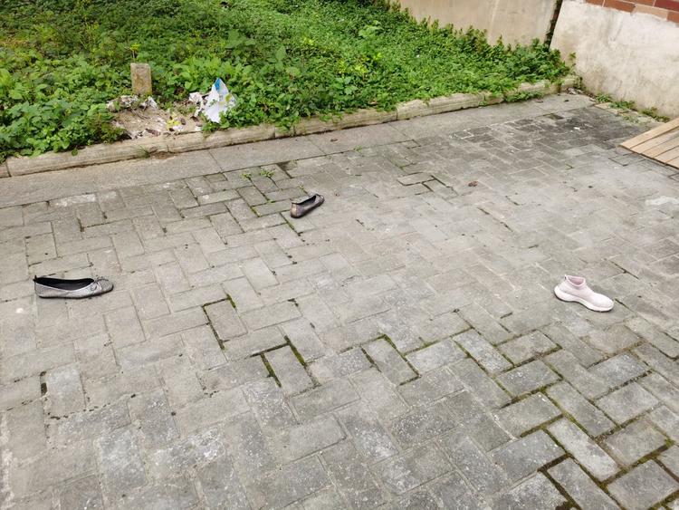 奇葩的新城明珠物业,清理垃圾却单独把破旧衣服丢在地上