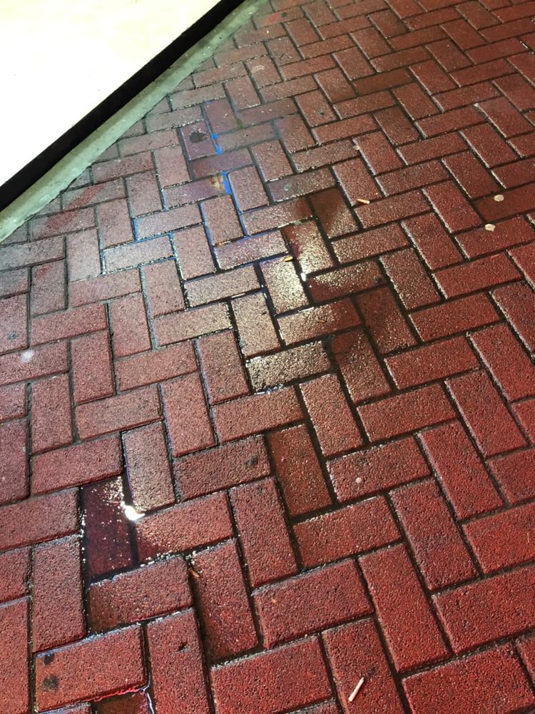 地面积水严重,离雨停都十几个小时了地面还有积水