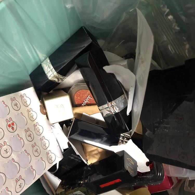 跟室友吵架结果她把我的口红全丢垃圾桶里了!