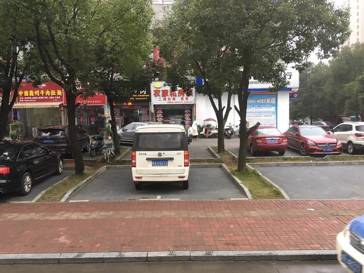 这辆车停的真不文明,跨界好厉害