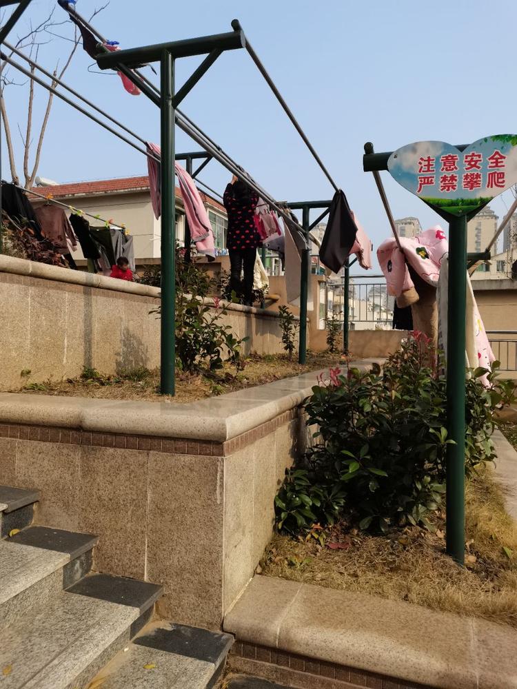 小区里的便民晾晒点,这样住在高楼的用户晒被子就方便很多了