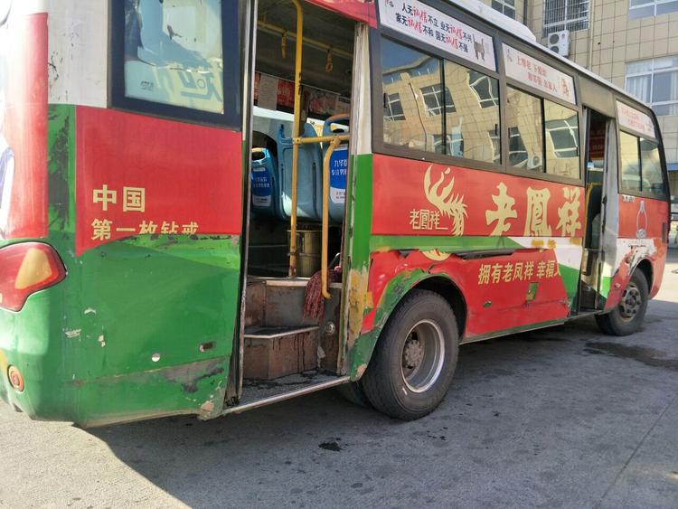 池州的城乡公交真有特色,贴的广告破烂不堪