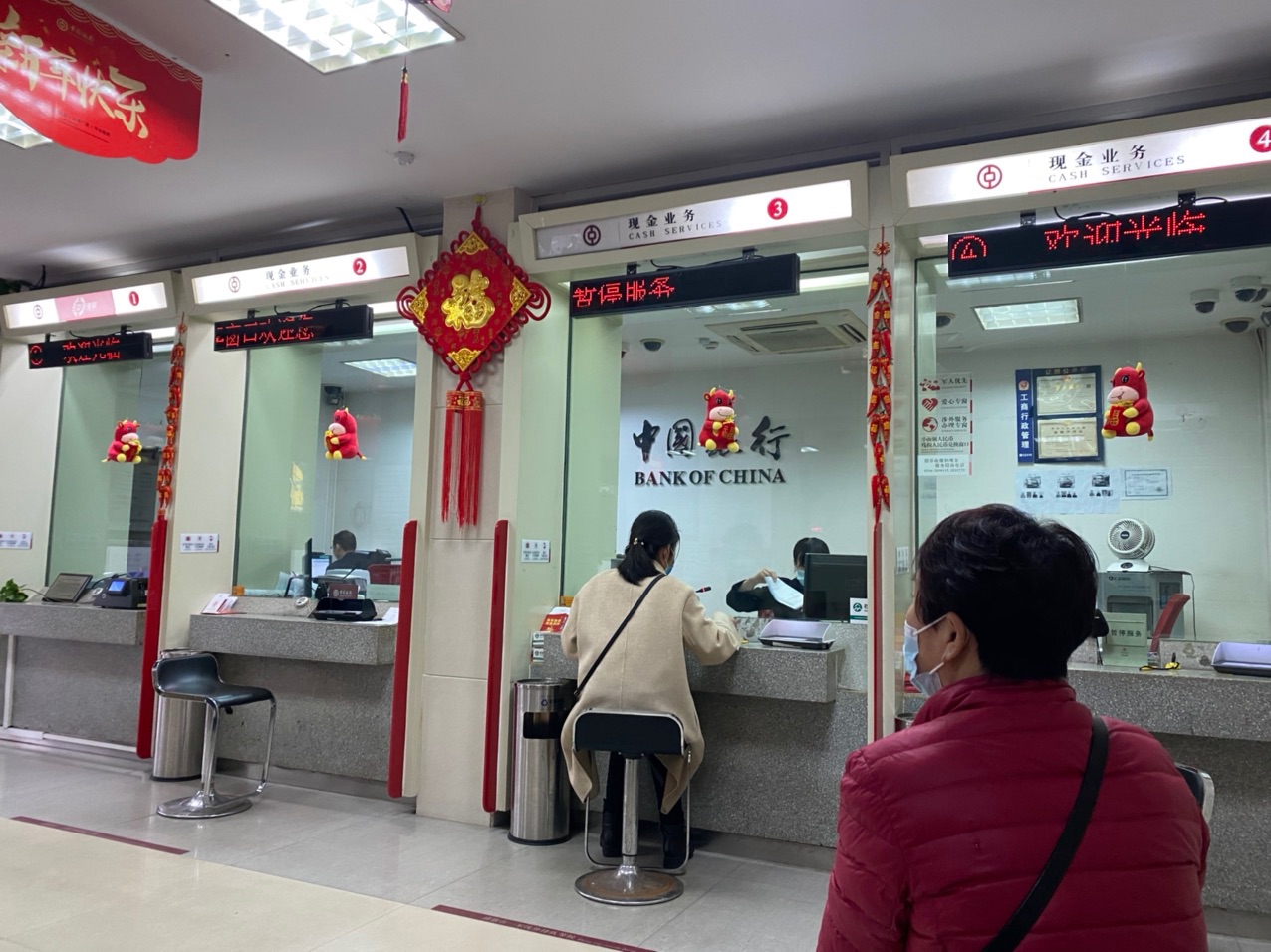 真是搞不懂银行四个窗口就只开通一个窗口办事