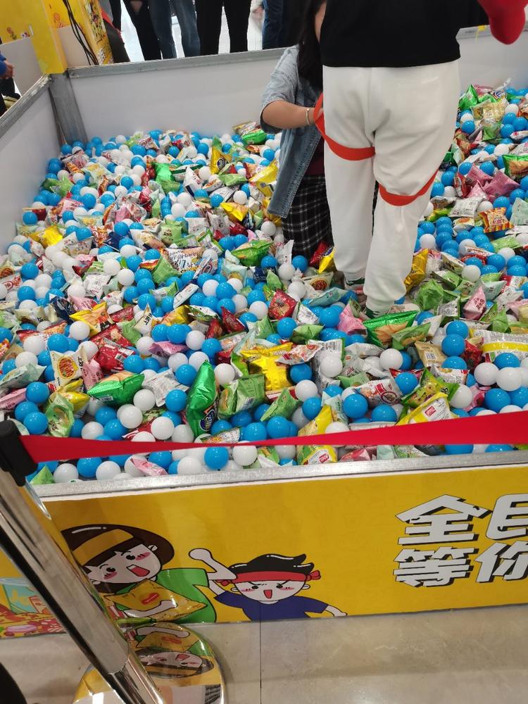 第一次在池州看到这个抓零食的游戏,看着怪好玩的