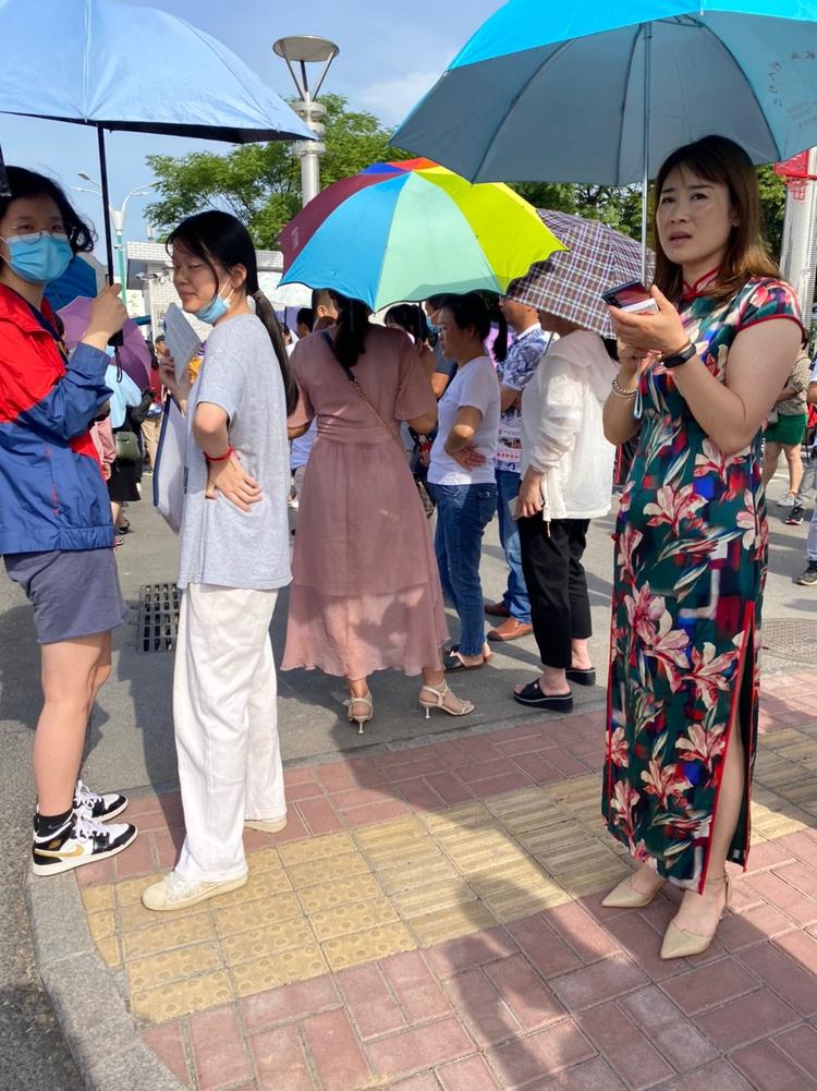 今天高考,送考人群中不少妈妈都穿上了旗袍,祝考生旗开得胜!