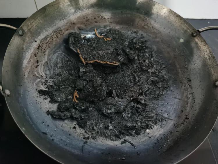 要被我的朋友笑死,煮个面条能把锅底烧成这样!