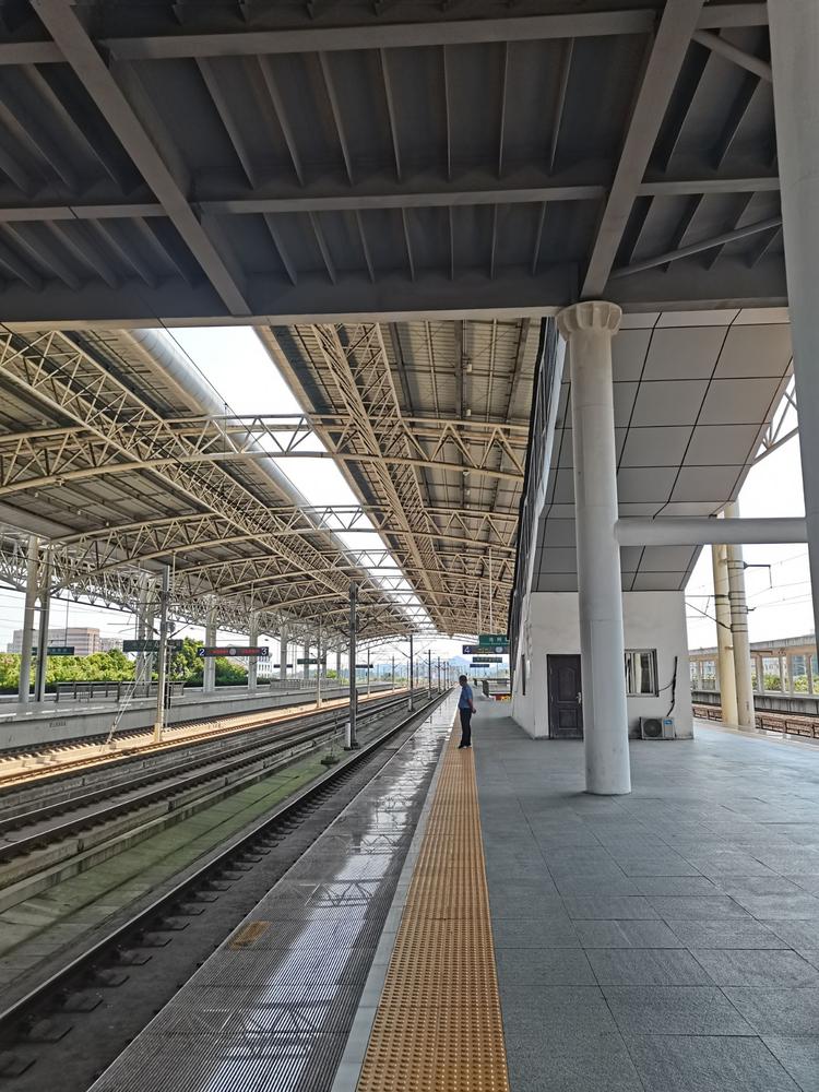 池州高铁站站点候车区应设置垃圾箱,望重视!