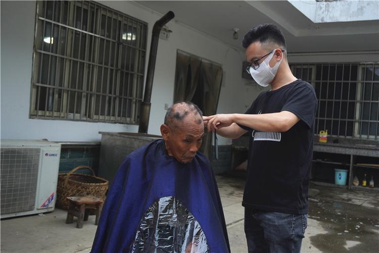 理发师们凭借娴熟的手法为老人们将头发修剪得清爽利落