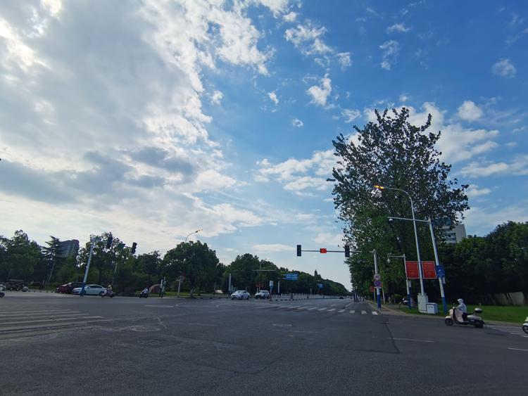 大白天的路灯全部亮了!真相原来是这个